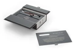 Parker® Parker Duofold Prestige Burgundy Chevron Balpen -Schrijfgerei 1945419 Parker Duofold Prestige Burgundy Chevron Ballpoint Pen 3